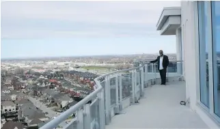  ?? PHOTOS (2): JOEL CEAUSU, SPECIAL TO THE MONTREAL ?? Developer John Garabedian, on the 12th floor of the Phase 1 tower, has said Aquablu’s spectacula­r wraparound penthouse balconies are unlike anything on the island.