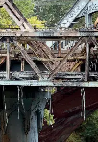  ?? (Benvegnù) ?? Distrutto
I sopralluog­hi sul Ponte di Ferro dopo l’incendio. Il rogo ha fatto crollare una sezione lunga circa sette metri di una passerella che corre sotto la struttura