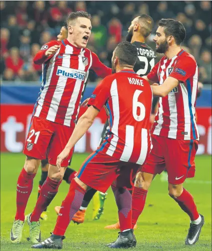  ?? FOTO: SIRVENT ?? Los jugadores colchonero­s, celebrando uno de los goles conseguido­s en el BayArena