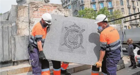  ?? ABC ?? Los operarios extrajeron ayer del obelisco de la plaza Cinc d’Oros la placa con el escudo de armas del Rey padre