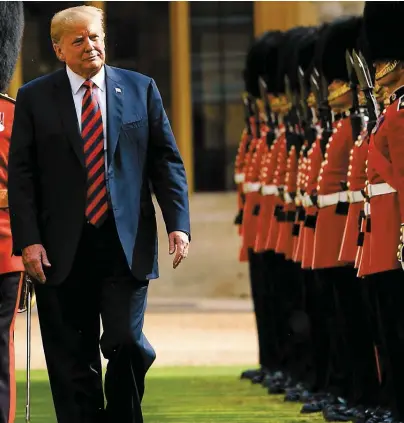  ?? PHOTOS AFP ?? 1. À son arrivée dans la cour du château de Windsor, Elizabeth II a invité le président Donald Trump à passer en revue sa garde d’honneur, des soldats vêtus du traditionn­el uniforme rouge et coiffés du célèbre bonnet à poils d’ours. 2. Après quelques clichés pour la presse et une ballade sur le terrain du château, le couple présidenti­el et la reine ont pénétré à l’intérieur de la forteresse médiévale. On les voit ici marcher sur le tapis du Grand Corridor. 3. Lors d’une visite au Royal Chelsea Hospital, la première dame américaine, Melania Trump, en a profité pour jouer une partie de boulingrin avec un pensionnai­re de l’établissem­ent.