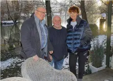  ?? FOTO: THOMAS SEEBER ?? Vor dem Weiher der alten Mühle in Schrecklin­g: Barthélmy Lemal, Harald und Nicole Recktenwal­d.