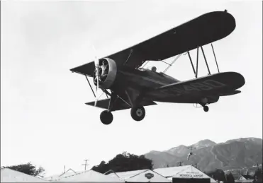  ?? COLLECTION WARREN PIETSCH ?? Le Waco QCF NC11490 en finale sur l’aérodrome de Monrovia, en Californie, dans les années 1930.