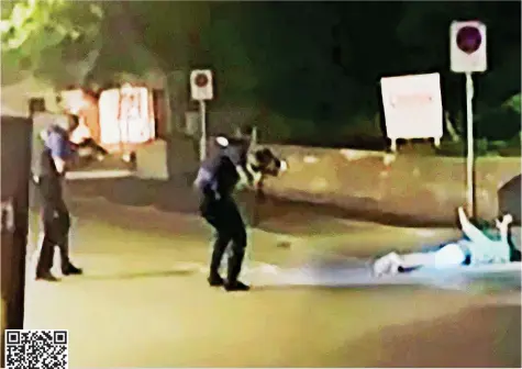  ?? 20MIN/NEWS-SCOUT ?? Schwer bewaffnete Polizisten nehmen den am Boden liegenden Mann fest. Die Verhaftung des Mannes sehen Sie auf 20minuten.ch