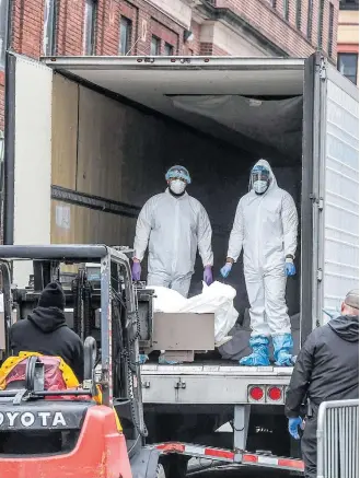  ?? STEPHANIE KEITH/AFP ?? Tragédia. Médicos removem corpo em caminhão frigorífic­o do Hospital do Brooklyn, em NY