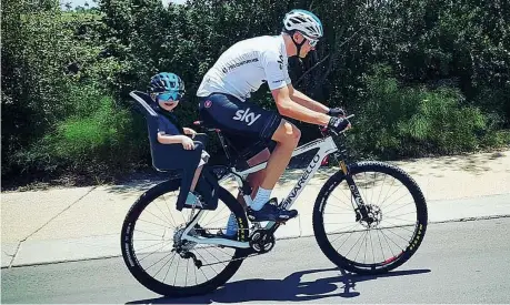  ??  ?? Salita Chris Froome in bicicletta col figlio Kellan. Il capitano di Sky nel 2017 ha rivinto il Tour per la quarta volta e la Vuelta per la prima volta, battendo Nibali