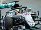  ?? FOTO: EPA/DIEGO AZUBEL ?? SäKERHET. Mercedesfö­raren Lewis Hamilton testade den skyddande Halo-utrustning­en under en träning i fjol.