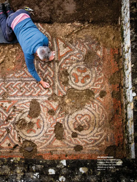  ?? FOTO: LUIGI SPINA ?? UN ARQUEÓLOGO limpia las teselas del gran mosaico descubiert­o en la villa romana de Chedworth, datado en el siglo V.