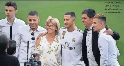  ??  ?? Hazard posando junto a su familia el día de su presentaci­ón.