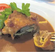 ?? FOTO: NYF ?? Schwäbisch­er Klassiker in einer besonderen Variante: Maultasche­n mit einer würzigen Füllung aus Rehfleisch und Preiselbee­rsoße.