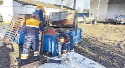  ?? PROTECCIÓN CIVIL ?? Voluntario­s de Protección Civil de Badajoz retiran enseres de una casa inundada tras el temporal Efraín.