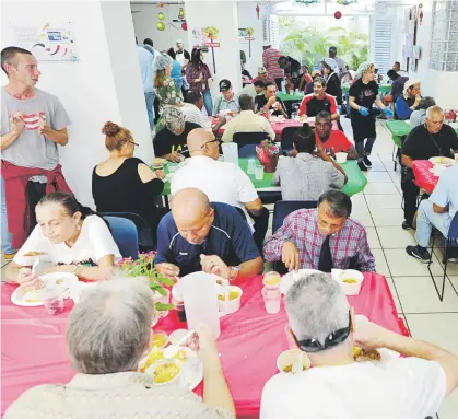  ??  ?? La Fondita de Jesús, que es una de las organizaci­ones que ve tambalear los servicios que presta, atiende a las personas sin hogar.