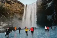  ?? FOTO PROFIMEDIA ?? Island láká návštěvník­y nejen na vodopády (na snímku 62 metrů vysoký Skógafoss na jihu ostrova), ale i gejzíry, ledovce, sopky či hory