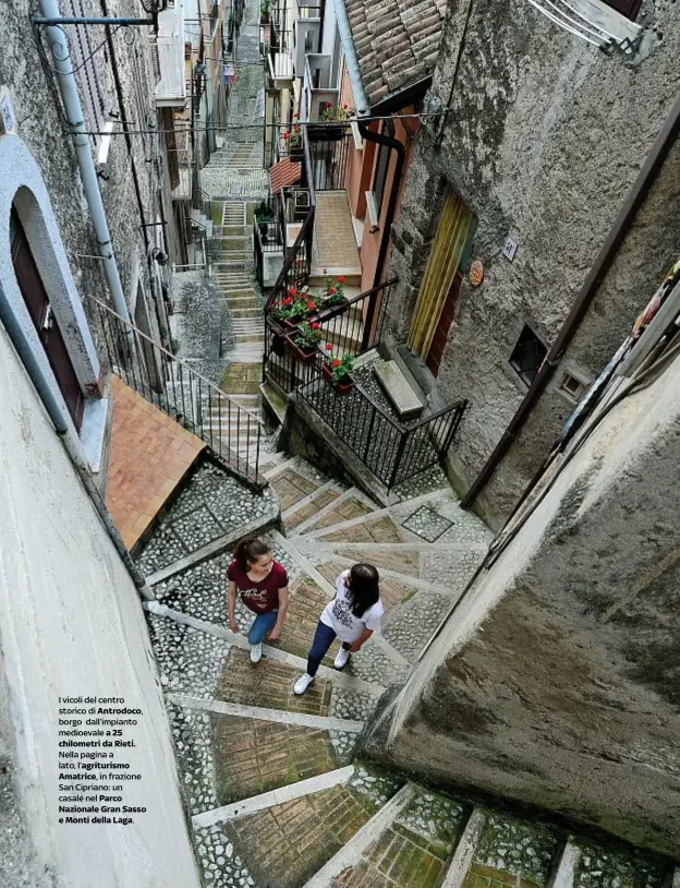  ??  ?? I vicoli del centro storico di Antrodoco, borgo dall’impianto
medioevale a25 chilometri da Rieti. Nella pagina a lato, l’agriturism­o Amatrice, in frazione San Cipriano: un casale nel Parco Nazionale Gran Sasso e Monti della Laga.