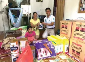  ??  ?? Wan (right) hands over special milk, diapers and other essentials to Menti at her home in Padawan