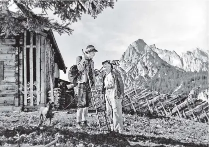  ??  ?? Hauptrolle für die Natur: Szene aus der Ludwig-Ganghofer-Verfilmung „Der Jäger vom Fall“von Gustav Ucicky aus dem Jahr 1956. Komponist Giuseppe Becce steuerte auch hier die Musik bei.