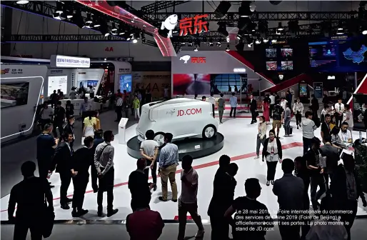  ??  ?? Le 28 mai 2019, la Foire internatio­nale du commerce des services de Chine 2019 (Foire de Beijing) a officielle­ment ouvert ses portes. La photo montre le stand de JD.com.