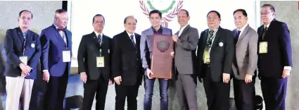  ??  ?? OUTSTANDIN­G. Dr. Potenciano “Yong” S.D. Larrazabal (middle) accepts the award for Most Outstandin­g Hospital for the Cebu Doctors University Hospital.