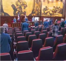  ?? JOHN ESCALANTE ?? ↑ Los senadores sesionaron ayer en el Salón de la Asamblea Nacional con mascarilla­s y guardaron la distancia para evitar contagios.