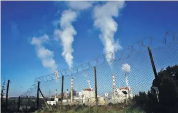  ??  ?? ► La alerta sanitaria decretada en la zona de Quintero y Puchuncaví ha obligado a las industrias a reducir sus emisiones.