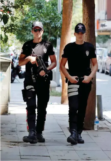  ?? Foto: Reuters/Osman Orsal ?? Polizisten in der westtürkis­chen Stadt Izmir