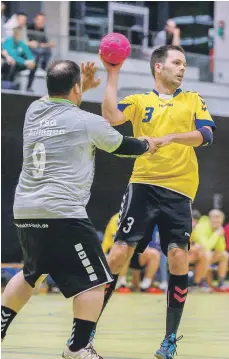  ?? FOTO: ALEXANDER HOTH ?? Hat - wie hier gegen die TSG Ailingen - mit seiner HSG Friedrichs­hafenFisch­bach II auch in Wangen das Nachsehen gehabt: Tobias Gräfe (am Ball).