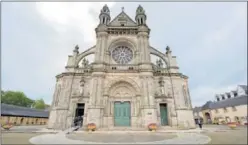  ??  ?? El exterior de la basílica de Sainte-Anne d’Auray, en Bretaña.