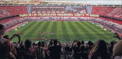  ??  ?? EL ÚLTIMO OFICIAL. El pasado 21 de mayo se jugó el último partido de competició­n oficial en el Calderón. Nadie quiso perderse ese momento.