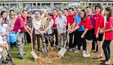  ??  ?? (From left) SK Sibu Jaya PTA deputy chair Christophe­r Janin Uri and SRDC councillor­s Halimah Japar and Kong planting a sapling in the school.