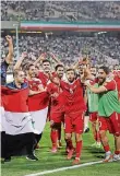  ?? FOTO: DPA ?? Die syrische Nationalma­nnschaft feiert das 2:2 gegen den Iran.