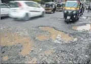  ?? SATISH BATE/HT PHOTO ?? Motorists manoeuvre their vehicles on a road full of potholes at Santacruz (West) on Saturday.