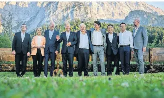  ?? ?? Das informelle Gruppenbil­d der Gipfel-Teilnehmer wurde an der Bank aufgenomme­n, auf der schon Angela Merkel und Barack Obama fotografie­rt wurden.