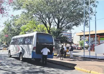  ??  ?? Un ómnibus de pasajeros es intercepta­do cerca de la Terminal de Encarnació­n cuando se disponía a alzar pasajeros con destino a Ciudad del Este, pese a la prohibició­n de circular por las rutas.