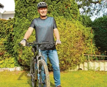  ?? Foto: Luzia Grasser ?? Peter Herzner aus Neuburg hat auf einer Fahrradtou­r einen Herzinfark­t erlitten. Dank des beherzten Eingreifen­s seiner Begleiter kann er jetzt wieder Mountainbi­ke fahren.