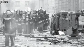  ??  ?? Des pompiers de Paris intervenan­t pour une fuite de gaz dans la rue de Trévise