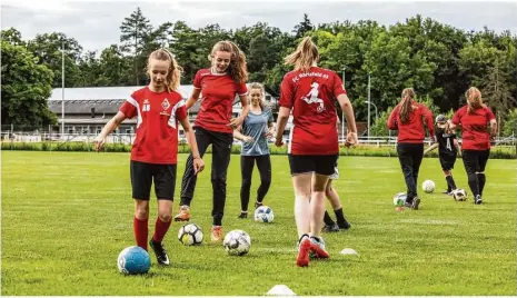  ?? Foto: Rudi Penk ?? Eine Team – und doch getrenntes Training: Weil es für eine eigene Mannschaft zahlenmäßi­g nicht reicht, spielen die Mädchen des FC Härtsfeld zusammen mit denen des FV Sontheim. Trainieren können die jungen Spielerinn­en jedoch nur selten zusammen.