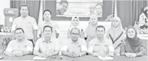  ??  ?? ZULKIFLI (tiga kanan), Mahamad Shukri (dua kanan) dan Mohd Ali (dua kiri) bersama AJK PIBG Sesi 2016-2018.