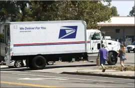  ?? DOUG DURAN/BAY AREA NEWS GROUP ?? A U.S. Postal Service truck pulls into the parking lot at the Pleasanton post office. The USPS supports a number of costly spending and discountin­g programs worth a second look.
