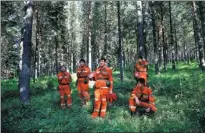  ?? ZOU HONG CHINA DAILY ?? Firefighte­rs take a break during a training exercise in Saihanba.