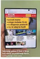  ?? FOTOGRAFIJ­E: STAŠ IVANC ?? Samsung galaxy Z fold 2 5G je kot nalašč za prebiranje Novic.