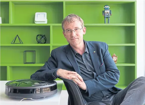  ?? Reuters ?? Colin Angle, CEO de iRobot; la creación de la aspiradora inteligent­e fue sólo el comienzo, afirma