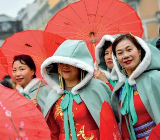  ?? (foto Furlan/LaPresse) ?? Le celebrazio­ni La danza del leone e la parata in costume sotto la pioggia