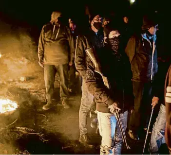  ?? GUILLEM SARTORIO / AFP ?? Veïns de Durban (Sud-àfrica) han agafat les armes contra el saquejador­s