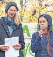  ?? FOTO: DPA ?? Die Studentinn­en Caro ( links) und Franzi vor dem Bundesverf­assungsger­icht in Karlsruhe.