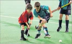  ?? LVN140918j­bhockey4 ?? Foxton Beach School Eels worked hard to stop St Joseph’s Stars getting past their goalie.