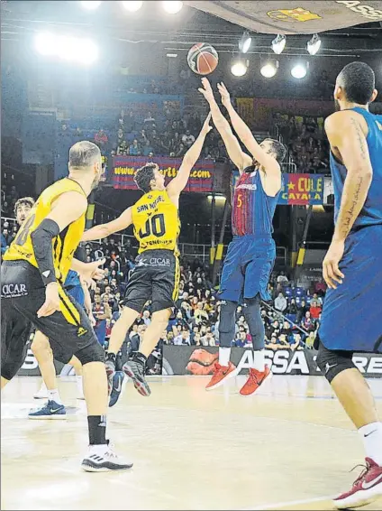  ?? FOTO: JOAN LANUZA ?? Suspensión de Pau Ribas ante San Miguel en un momento del partido de la primera vuelta en el que se impuso el Tenerife