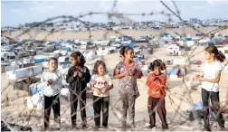  ?? ?? أطفال يلعبون على جانب المخيمات برفح الفلسطينية