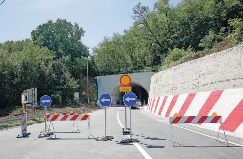  ??  ?? Знакови насред пута: Возачу на неким деоницама српских путева добро дође озбиљна литература