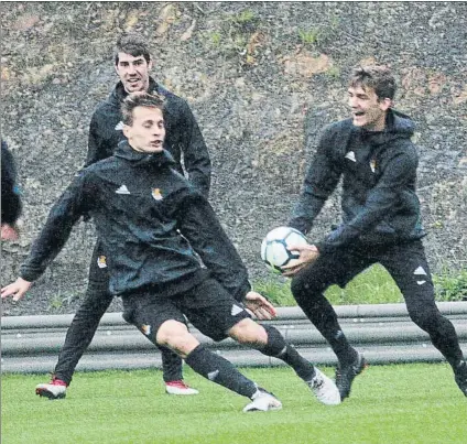  ?? FOTO: UNCITI ?? Llorente trata de pasar el balón con la mano en presencia de Canales y Aritz en el entrenamie­nto de ayer