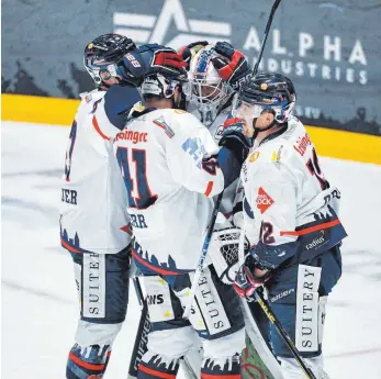  ?? FOTO: NADINE ROITH ?? Nach Spielschlu­ss in Frankfurt freut sich Goalie Jonas Langmann mit seinen Ravensburg­er Mannschaft­skollegen über den Sieg.